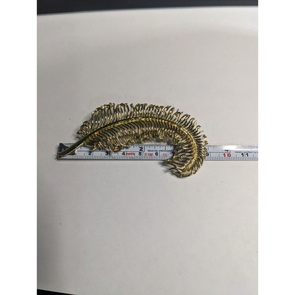 Vintage Signed CORO Pegasus Curled Feather Goldtone Brooch Pin - Picture 5 of 5